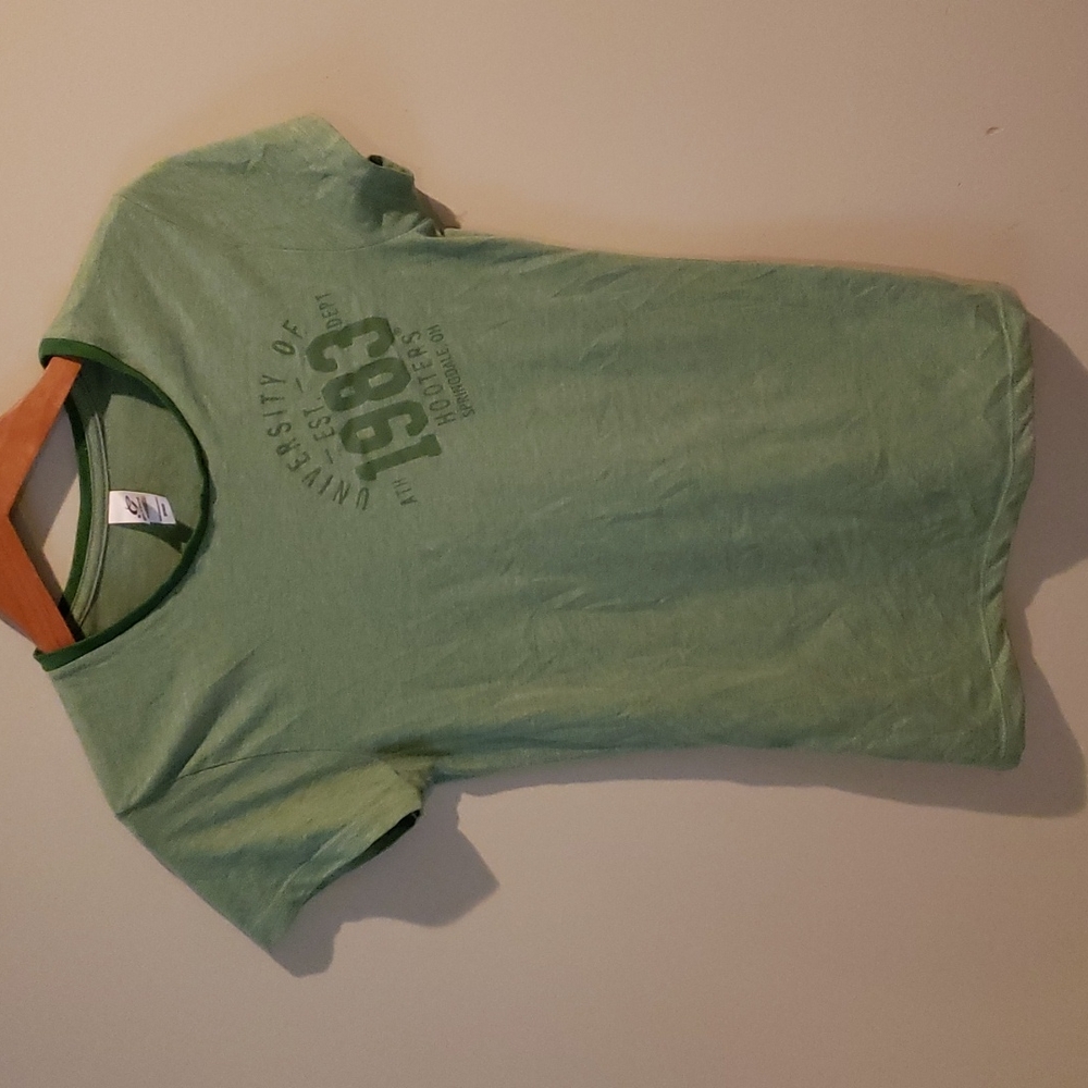 Hooters tshirt